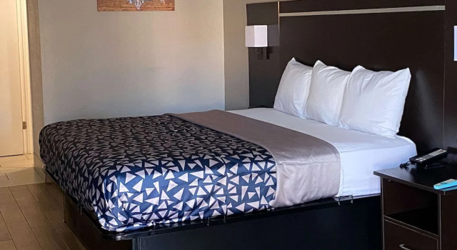 Двухместный номер Standard с балконом Econo Lodge Sevierville-Pigeon Forge on the River