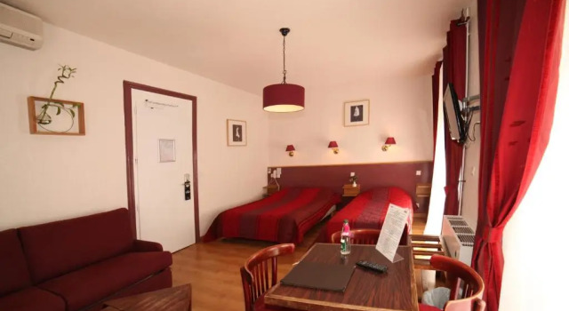 Четырёхместный номер Standard Logis Hôtel Restaurant Grand Hôtel de Lyon