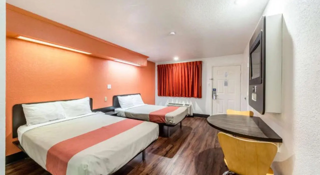 Четырёхместный номер Standard Motel 6 San Antonio, TX - Frost Bank Center