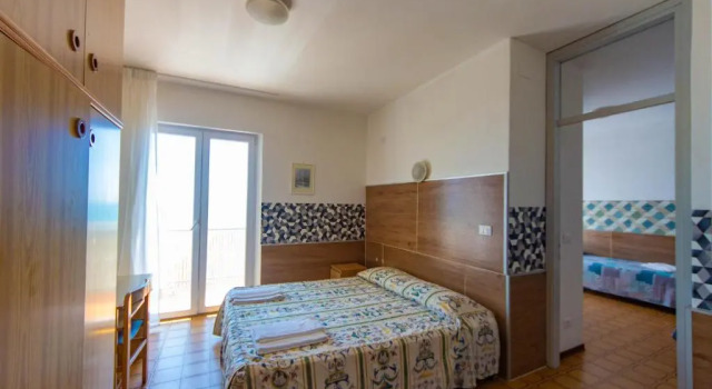 Четырёхместный номер Standard с балконом и с видом на море Hotel Calipso