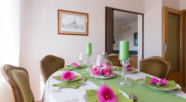 Apartments Andrea V, Забронировать Апартаменты/квартира Отели Крка с парковкой, рядом с Krk Harbour, Парковка