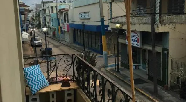 Standardowy czteroosobowy pokój i balkonem Medusas Hostel