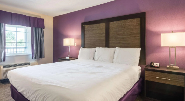 Люкс Econo Lodge Inn & Suites North Little Rock near Riverfront