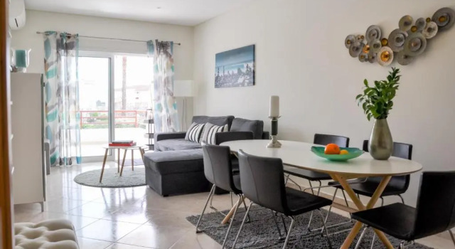 LovelyStay - 2BR Modern, Pool Access, Close to Marina & Beach