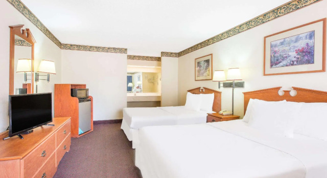Четырёхместный номер Standard Executive Inn & Suites