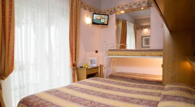 Четырёхместный номер Standard Hotel Kennedy