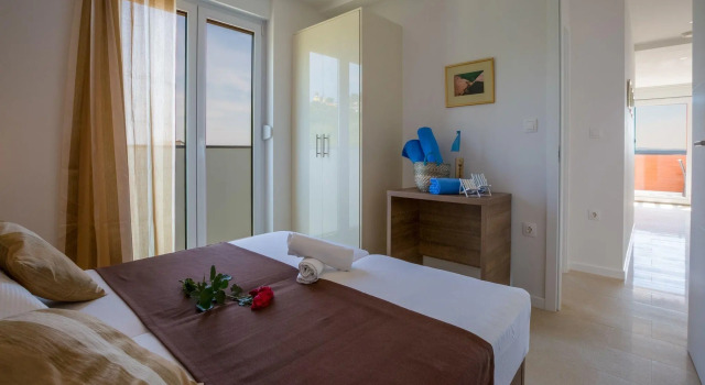 Wonderful villa apartment with swimming  pool and sea view !
