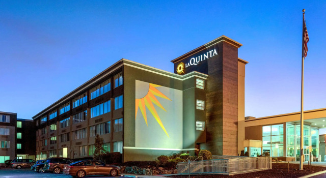 La Quinta Inn & Suites Clifton, Rezerwuj Hotel Hotele w New Jersey z basenem, Basen