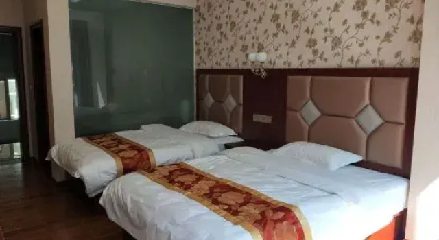 Fuxian Lake Sunshine Holiday Inn (Sunshine Coast), Buchen Sie Hotel Hotels in Yunnan mit Parkplatz, Parkplätze