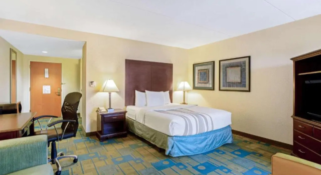 Двухместный Люкс with kitchenette Deluxe c 1 комнатой La Quinta Inn & Suites by Wyndham Boston Somerville