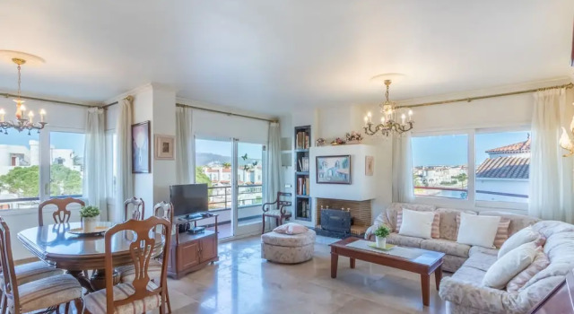 Waterfront Apartment With Large Terrace and Parking Space, Забронировать Апартаменты/квартира Отели Alt Empordà с парковкой, Парковка