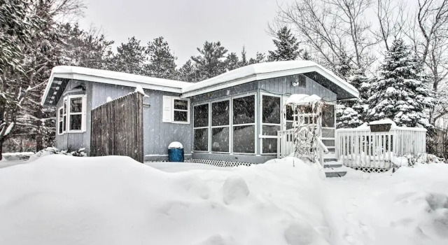 Коттедж с 2 комнатами Cozy Crosby Cabin Near Serpent Lake + Main St