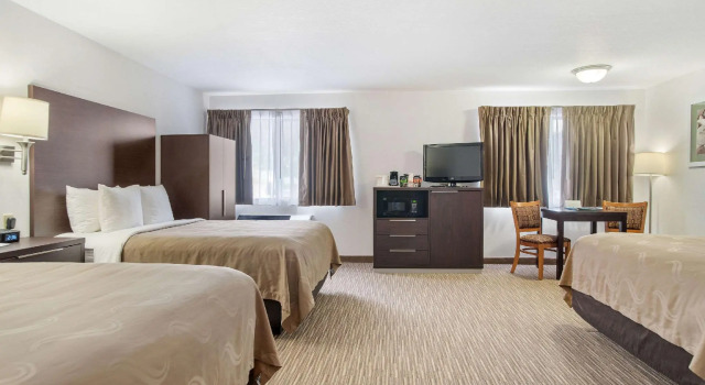 Шестиместный люкс EverSpring Inn & Suites