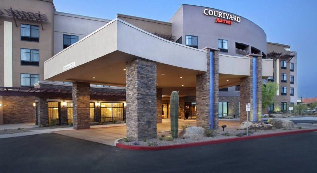 Кровать в общем номере Courtyard Scottsdale Salt River