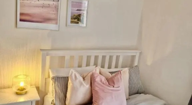 Апартаменты The Pink Bath Pad - 3 bedroom seaside apartment Pets allowed New
