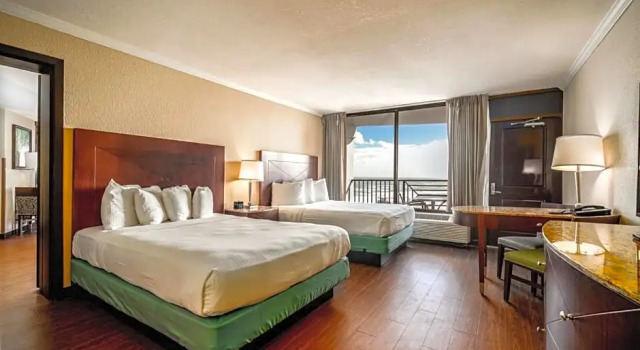 Двухместный семейный люкс c 1 комнатой with ocean/pool view La Quinta by Wyndham Cocoa Beach Oceanfront