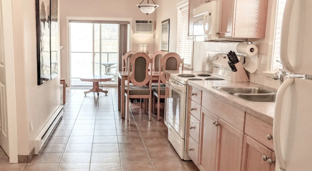 Люкс Deluxe с 2 комнатами с балконом и с видом на воду Desert Surfside Waterfront Accommodations