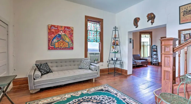Коттедж c 1 комнатой с балконом Unique Art Home Less Than 5 Miles to San Antonio Riverwalk