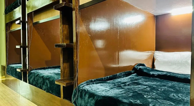 Кровать в общем номере Rhodo Inn