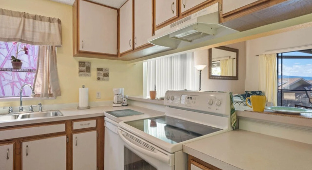 Big Island Kailua Bay Resort by Coldwell Banker Island Vacations, Забронировать Курортный отель Каилуа-Кона Остров Гавайи