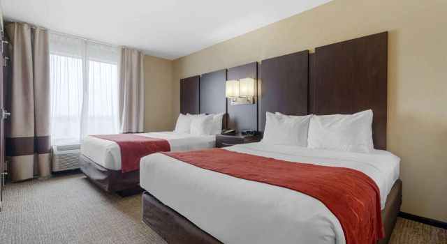Четырёхместный люкс Comfort Suites & Conference Center