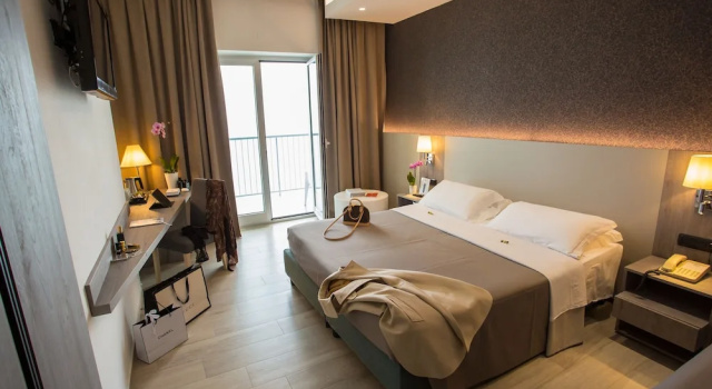 Трёхместный номер Standard с балконом и с видом на море Hermitage Hotel