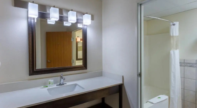 Номер Standard AmericInn by Wyndham Wausau