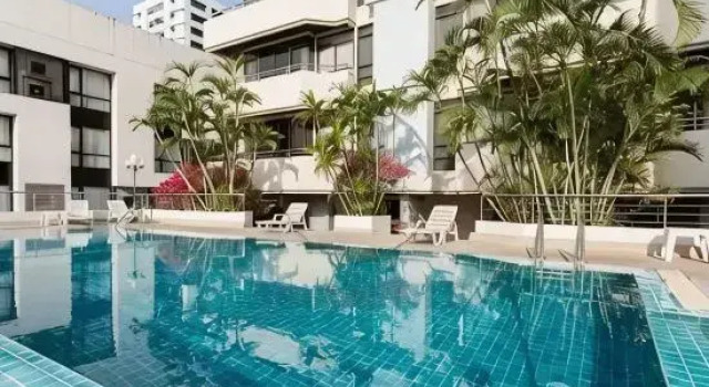 Cozy 1BR and Sofa Bed APT 5min walk Nana BTS 907, Забронировать Отель Отели Бангкока с бассейном, рядом с Улица Сой Ковбой, Бассейн