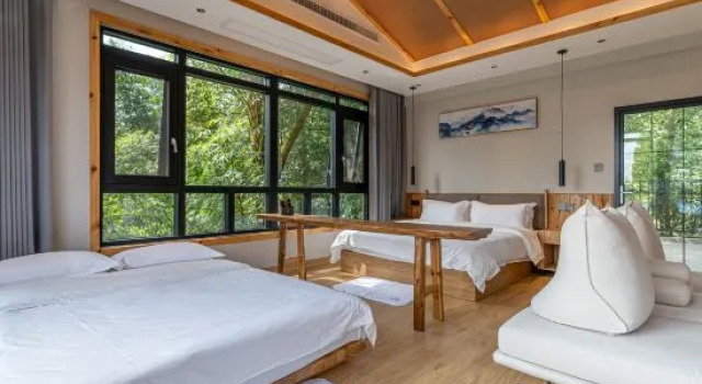 Люкс с балконом и с видом на горы Home stay at night