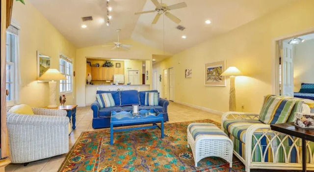 Place to Relax by Avantstay Shared Pool 3 Miles to Smather's Beach Month-long Stays Only
