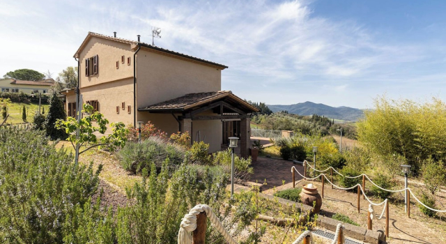 Villa Montegemoli by Toscana Bella, Book Villa Cottages in Pomarance, Cottage