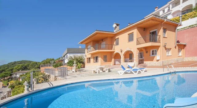 Вилла с 5 комнатами Villa Carvajal