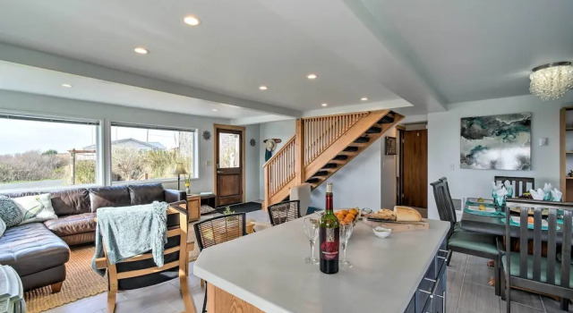 Коттедж Coastal Retreat: Deck, Ocean Views + Walk to Beach