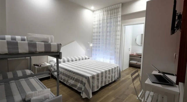 Четырёхместный номер Superior с балконом Hotel Aurea