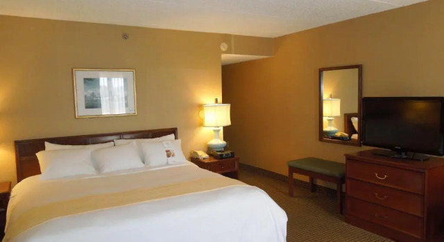 Номер Premium Отель RL Cleveland Airport West