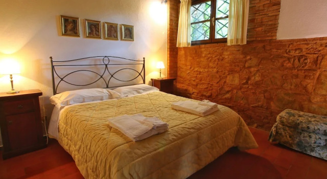 Spacious Apartment on an Estate From the 14th Century, Centrally Located in Tuscany, Забронировать Апартаменты/квартира Отели Совичилле с парковкой, Парковка