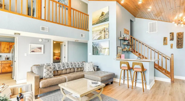 Oceanfront Surfside Beach Home: Deck + Grill!, Book Hotel Hoteller i Surfside Beach med parkering, Parkering