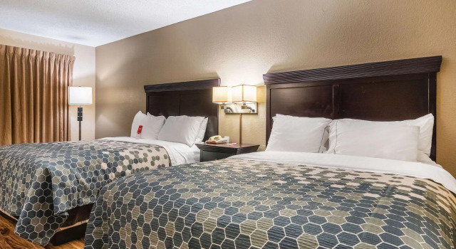 Четырёхместный номер Standard Econo Lodge Hillsboro I-35