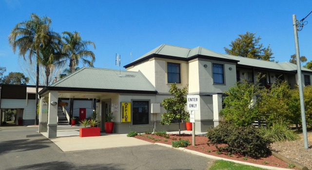 Narrabri Motel and Caravan Park, Забронировать Мотель Отели Наррабри 3 звезды, рядом с Туристско-информационный центр графства Наррабри, 3*