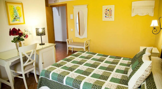 Hostal Los Pinos, Забронировать Отель Отели Саора с парковкой, Парковка