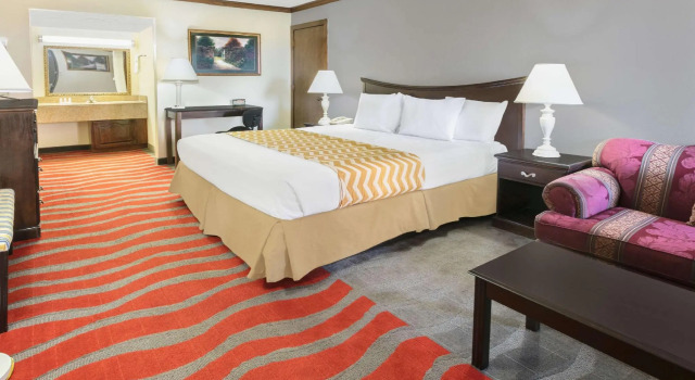 Четырёхместный номер Standard Travelodge Inn & Suites by Wyndham Norman