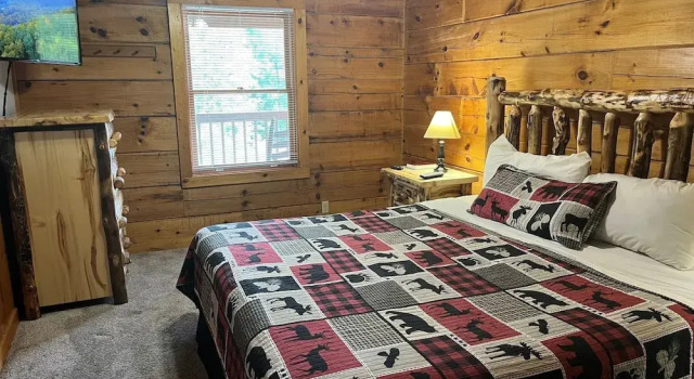 Er27- Bear Naked - Great Location- Close To Town 2 Bedroom Cabin by RedAwning, Забронировать Дом для отпуска Пиджен-Фордж Great Smoky Mountains National Park, рядом с Wear Farm City Park