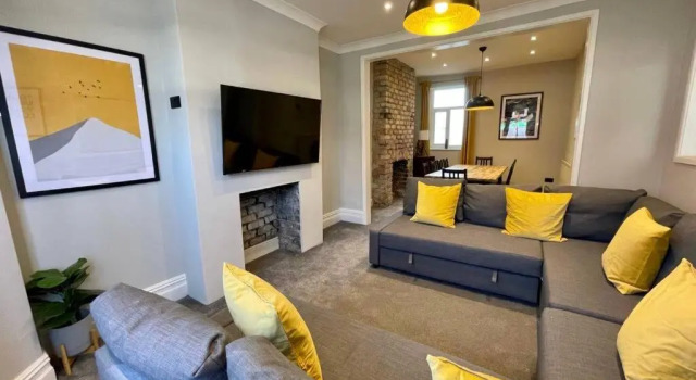 Коттедж Large House near Victoria Park For Groups, 10 mins bus to City Centre
