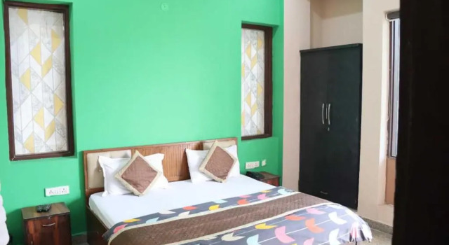 OYO Hotel Dahleez, Забронировать Отель Нойда штат Уттар-Прадеш