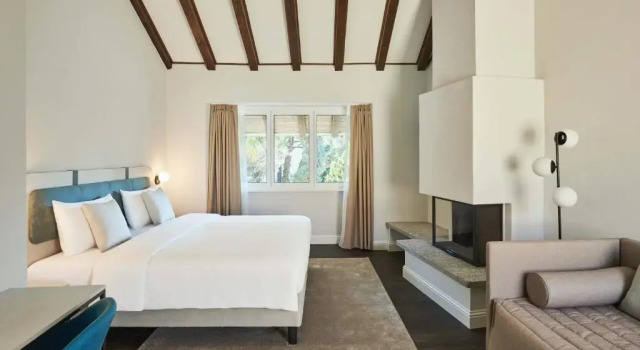 Полулюкс Vista Lakefront Boutique Hotel