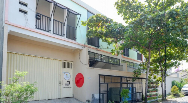 Kost Harmoni by RedDoorz, Book Hotel Hotels in Semarang with Parking, near Semawis Market, Parking