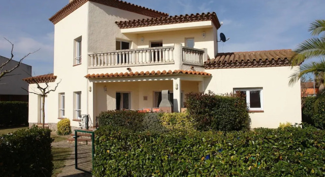 Spacious Villa in Vilacolum With Swimming Pool