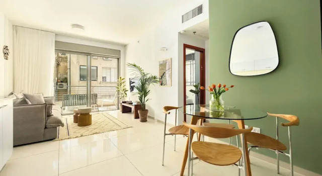 Коттедж с балконом и с видом на сад MAMAD - Shenkin Eclectic Blue Apt by Sea N' Rent