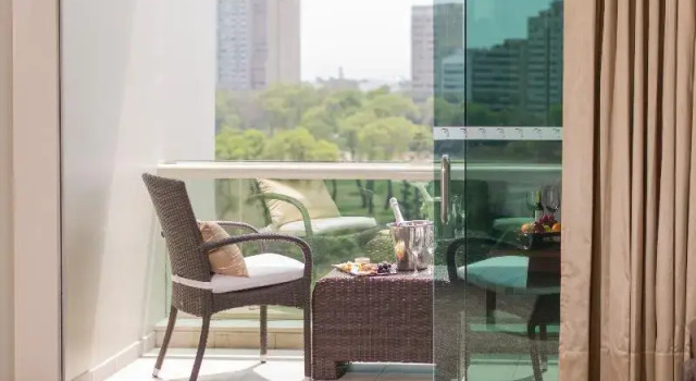 Полулюкс с балконом Delfines Hotel & Convention Center