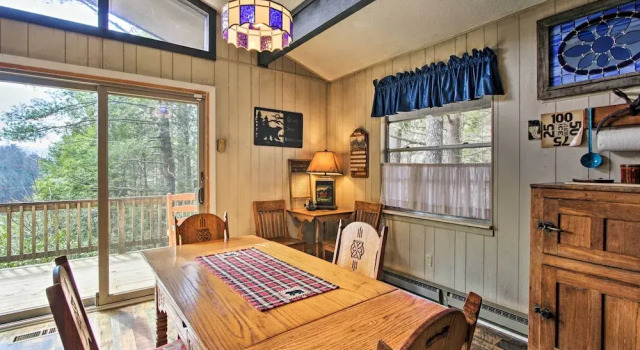 Quiet Cabin w/ Mountain Views ~ 3 Mi to Gatlinburg, Забронировать Отель Отели Гатлинберг 3 звезды, 3*